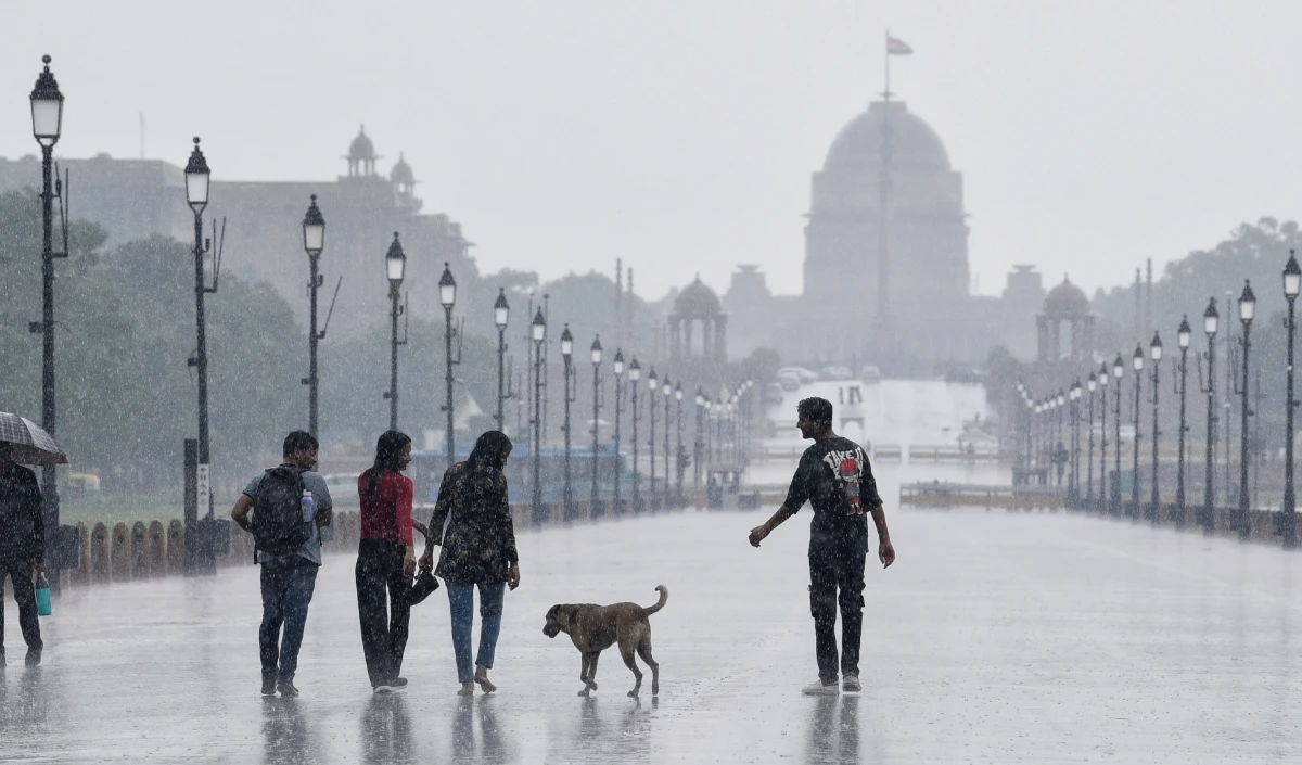 दिल्ली में बारिश और कांवड़ यात्रा के चलते यातायात बाधित, यात्री घंटों फंसे रहे
