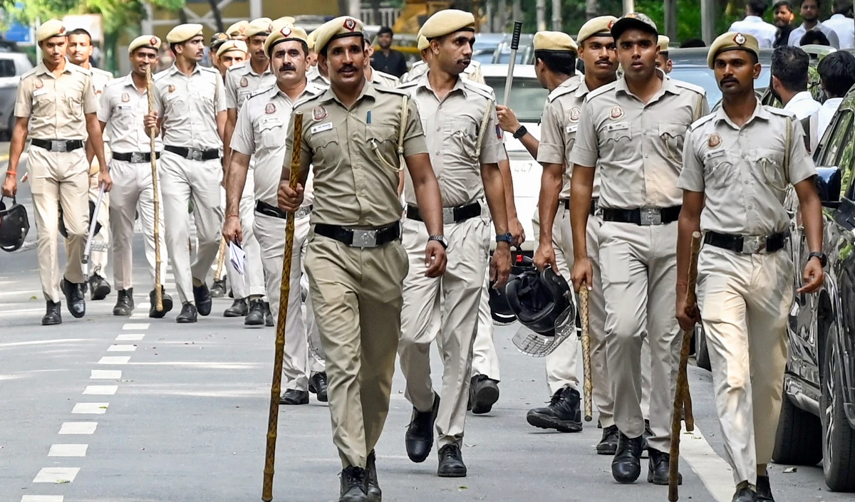 ड्रग्स पर दिल्ली पुलिस का शिकंजा, ऑपरेशन कवच में 21 लाख कैश और करोड़ों की हेरोइन जब्त, 120 तस्कर दबोचे