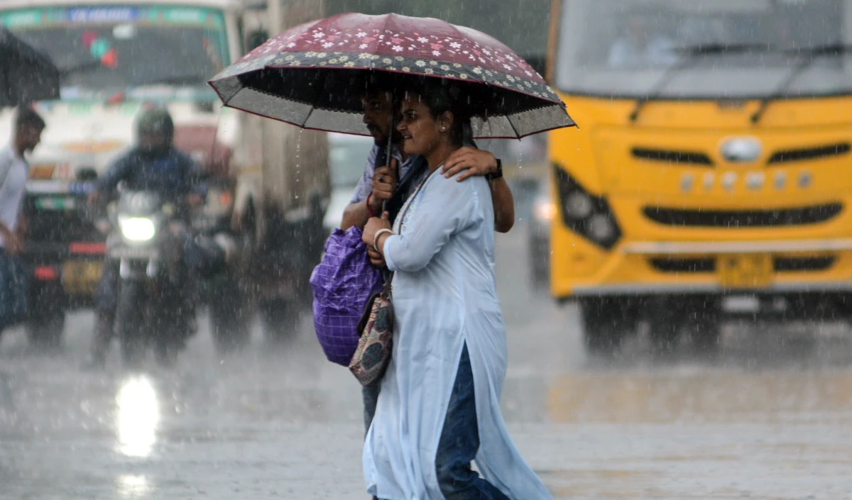 दुर्गा पूजा से ठीक पहले कोलकाता में बारिश का कहर, शहर जलमग्न, थम गया जनजीवन