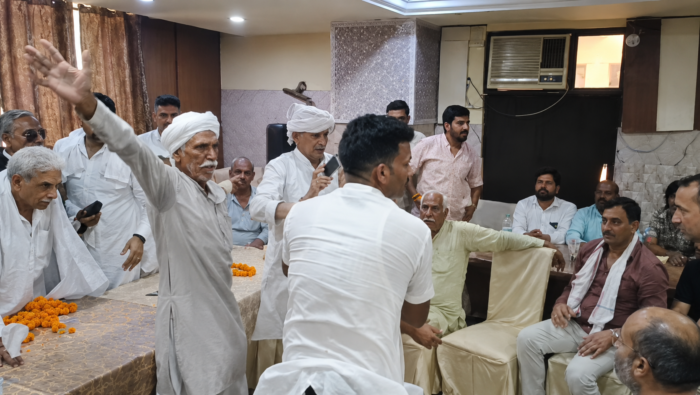 हापुड़ में RLD की बैठक बनी अखाड़ा,जिलाध्यक्ष की मौजूदगी में आपस में भिड़े कार्यकर्ता,जमकर हुई मारपीट
