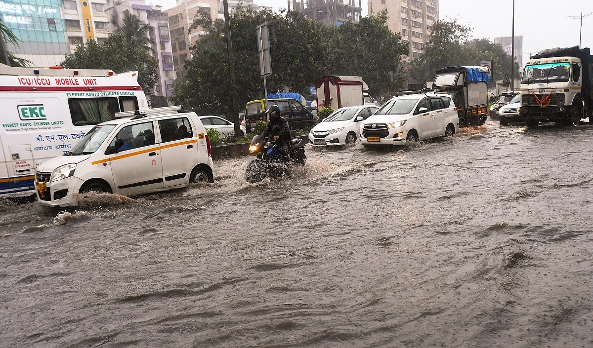 Mumbai के कई हिस्सों में भारी बारिश, आईएमडी ने ‘येलो’ अलर्ट जारी किया