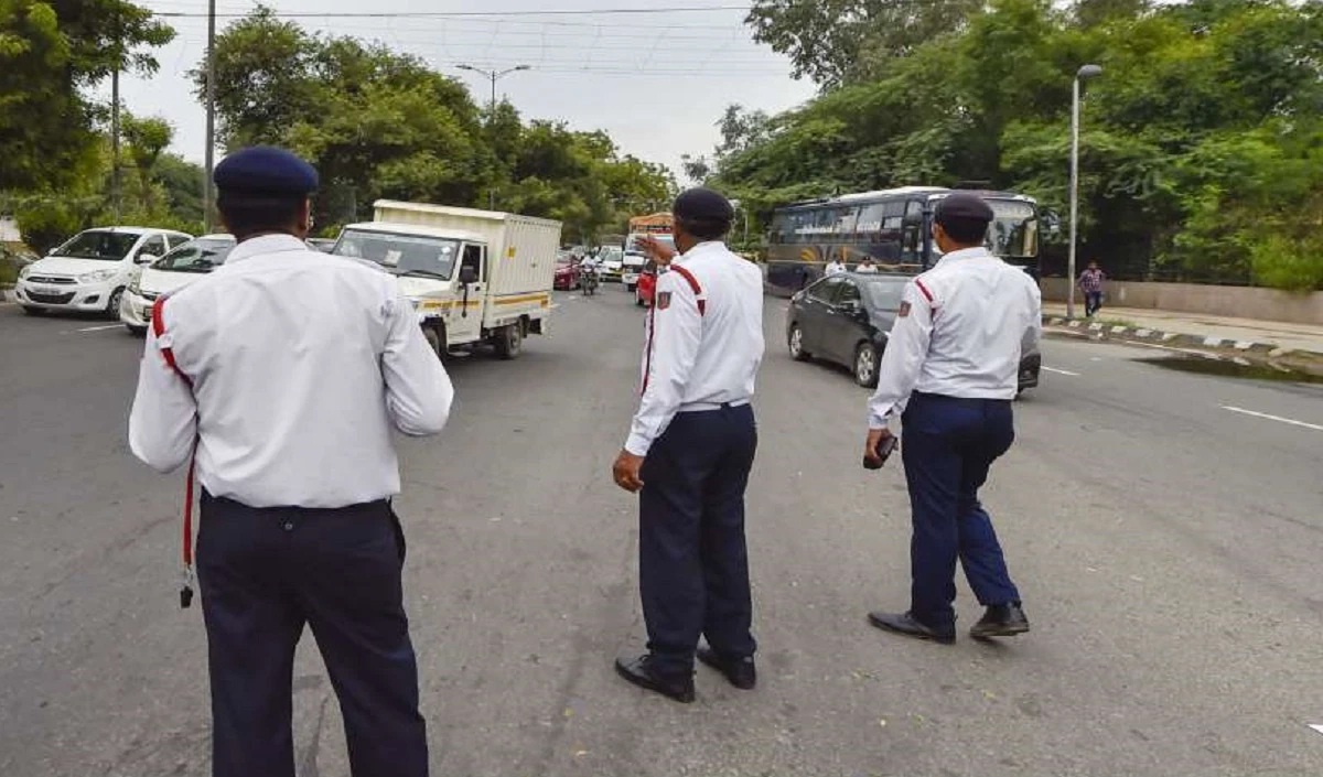 Delhi traffic police कांस्टेबल बिना रसीद दिए दक्षिण कोरियाई नागरिक से पैसे लेने के मामले में निलंबित