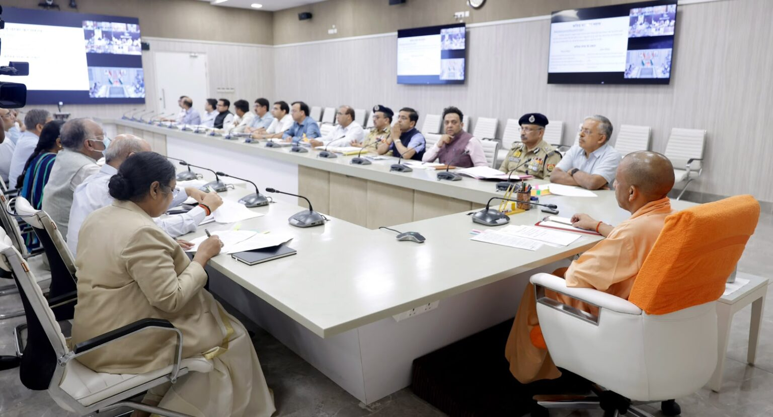 CM योगी ने कांवड़ यात्रा और बाढ़ को लेकर की समीक्षा बैठक, अधिकारियों को दिए सख्त निर्देश