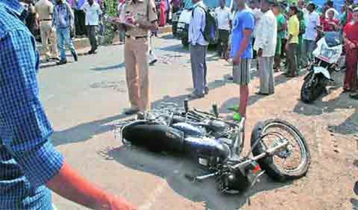 प्रतापगढ़ में तेज रफ्तार डंपर की टक्कर से मोटरसाइकिल सवार दो युवकों की मौत