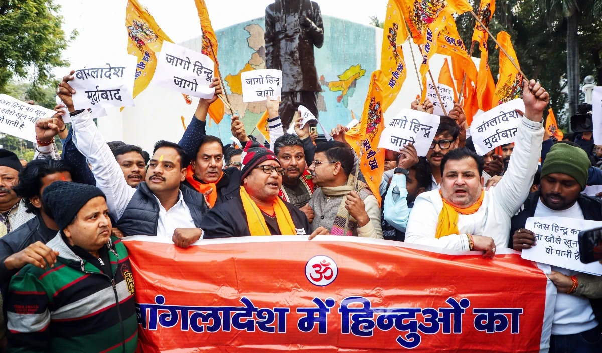 Bangladesh में सांप्रदायिक हिंसा भड़की, दो हिंदुओं की भीड़ ने ली जान, भारत में रोष
