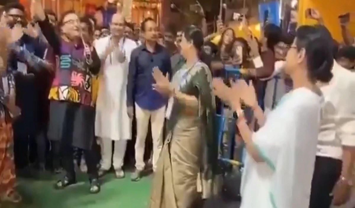 दुर्गा पंडाल में गूंजा मेरे दिल में काबा...ममता की ताली पर सियासी बवाल, हमलावर हुई BJP, देखें Video