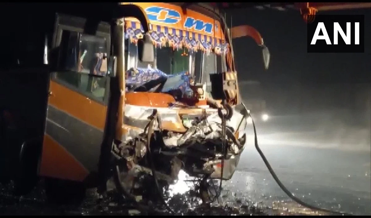 उत्तर प्रदेश के हमीरपुर में ट्रक और रोडवेज बस की टक्कर में एक यात्री की मौत, 12 लोग घायल