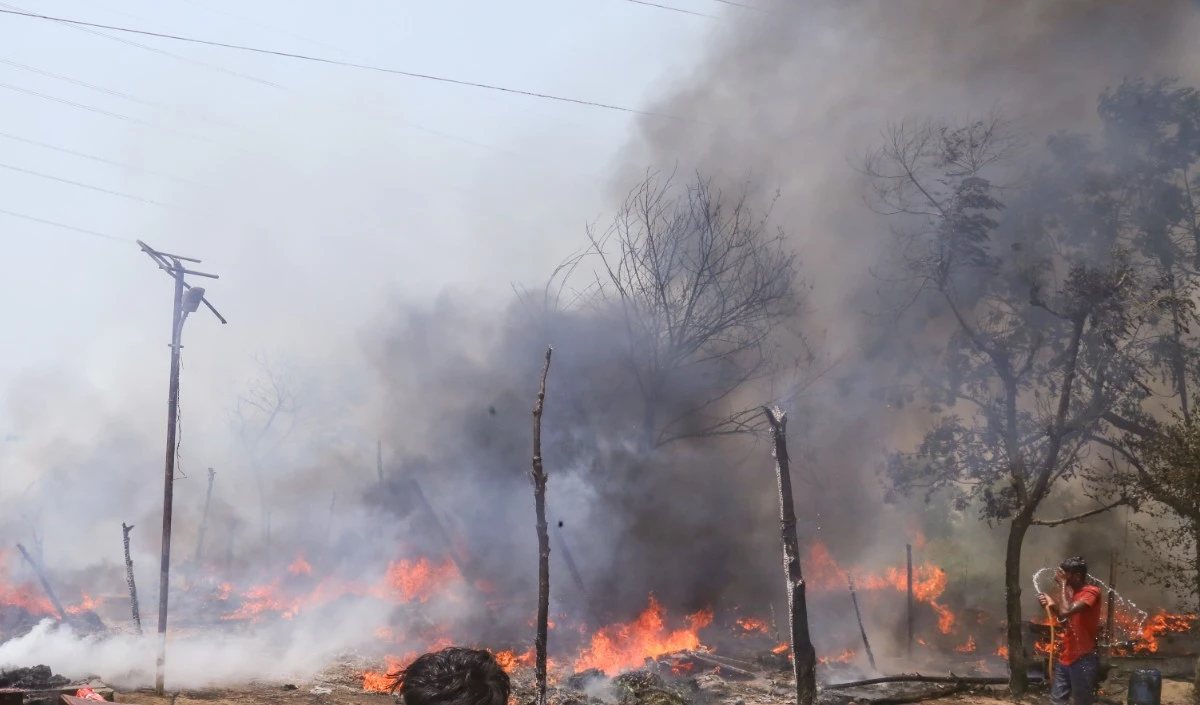 कोलकाता की झुग्गी बस्ती में भीषण आग, आठ घायल