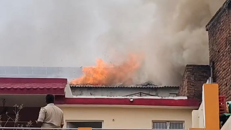 लखनऊ के कोल्ड स्टोरेज में लगी भयंकर आग, धुएं से भरा पूरा इलाका, दमकल की कई गाड़ियां आग बुझाने में जुटीं