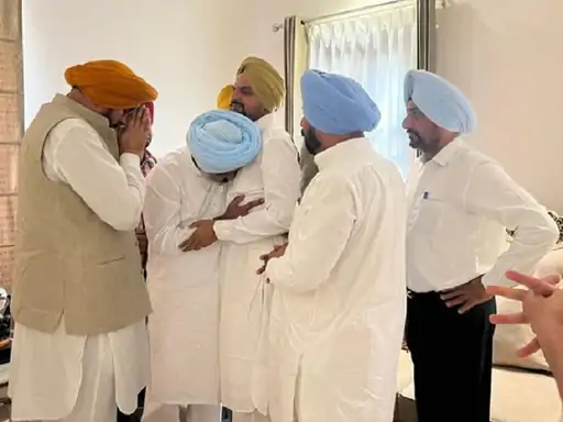 मूसेवाला के गांव में हंगामा सिंगर के घर सिक्योरिटी से लोग नाराज विरोध के चलते 2 घंटे देरी से पहुंचे CM भगवंत मान