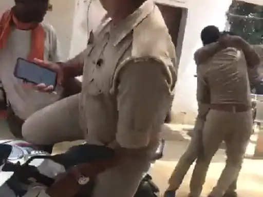 2 पुलिसकर्मी में जमकर हुई मारपीट SP ने किया लाइन हाजिर