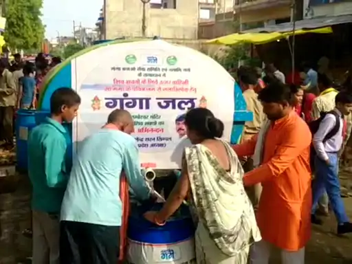 फतेहपुर में शिव मंदिरों में रही भक्तों की भीड़ सावन के तीसरे सोमवार पर लाखों भक्तों ने गंगा नदी में लगाई आस्था की डुबकी