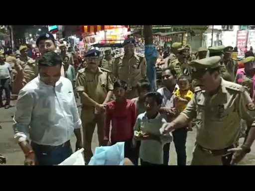 बुलंदशहर में एसपी ने लिया सुरक्षा व्यवस्था का जायजा बच्चों को बांटी टॉफी और फ्रूटी