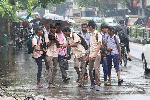 देहरादून में आज स्कूल बंद, भारी बारिश के अलर्ट के बीच प्रशासन का बड़ा फैसला