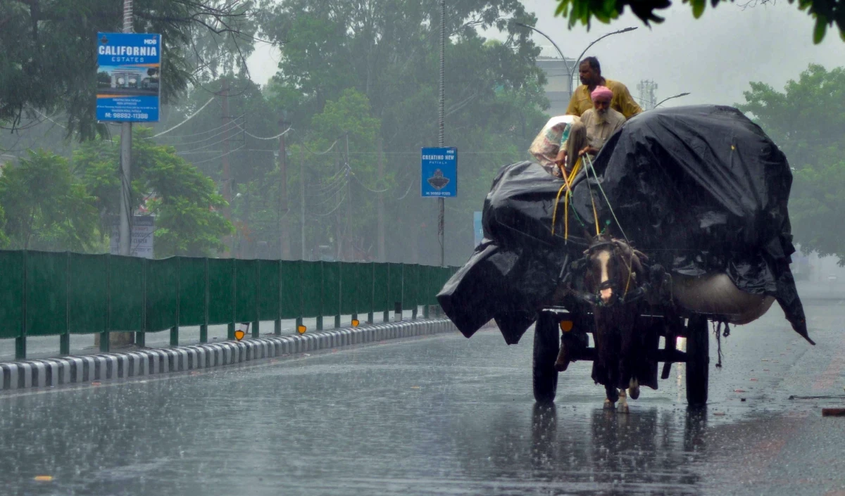 दिल्ली के कुछ हिस्सों में हुई बारिश, दिन में भी वर्षा की संभावना