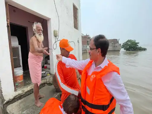 बाढ़ वाले इलाकों में घर तक पहुंचेंगे डॉक्टर वाराणसी में शुरू डोर-टू-डोर मेडिकल सुविधा