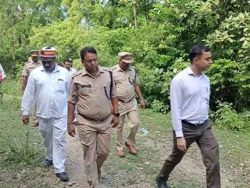 सीमा सुरक्षा के साथ अपराधियों पर रखें नजर बलरामपुर में डीएम ने भारत-नेपाल सीमावर्ती क्षेत्रों का दौरा किया