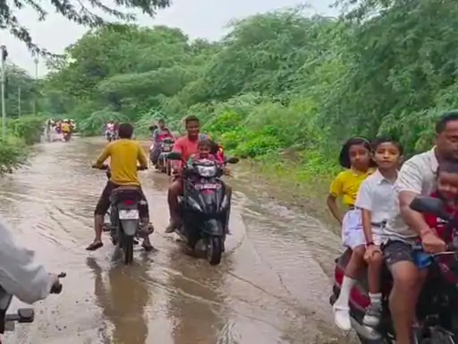 कन्नौज में सीवर के लिए डेढ़ साल पहले खोदी सड़क अभी नहीं बनी बच्चों के लिए आफत