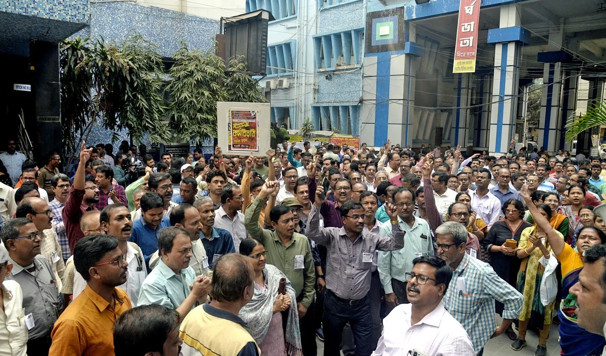 Bengal: डीए बढ़ाने की मांग को लेकर सरकारी कार्यालयों के सामने कर्मचारियों का प्रदर्शन
