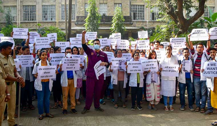 New Delhi: महाराष्ट्र में हड़ताल पर नहीं जाएंगे रेजिडेंट डॉक्टर, मांगों पर सहमति मिलने के बाद किया फैसला