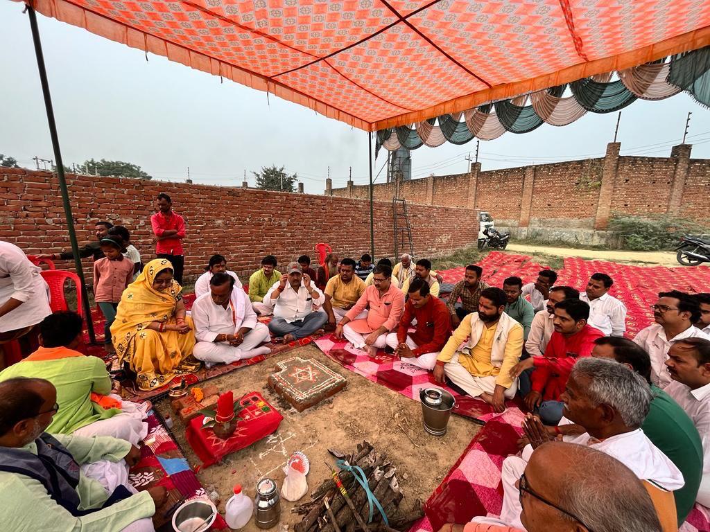 विहिप कार्यालय के लिए समाजसेवी ने दान में दी जमीन , कार्यालय की जमीन पर हुआ भूमि पूजन 