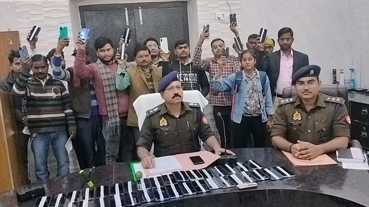 दस लाख से ज्यादा की कीमत के चोरी गए मोबाइल पुलिस ने किए बरामद , मोबाइल मालिकों को वापस मिले मोबाइल फोन