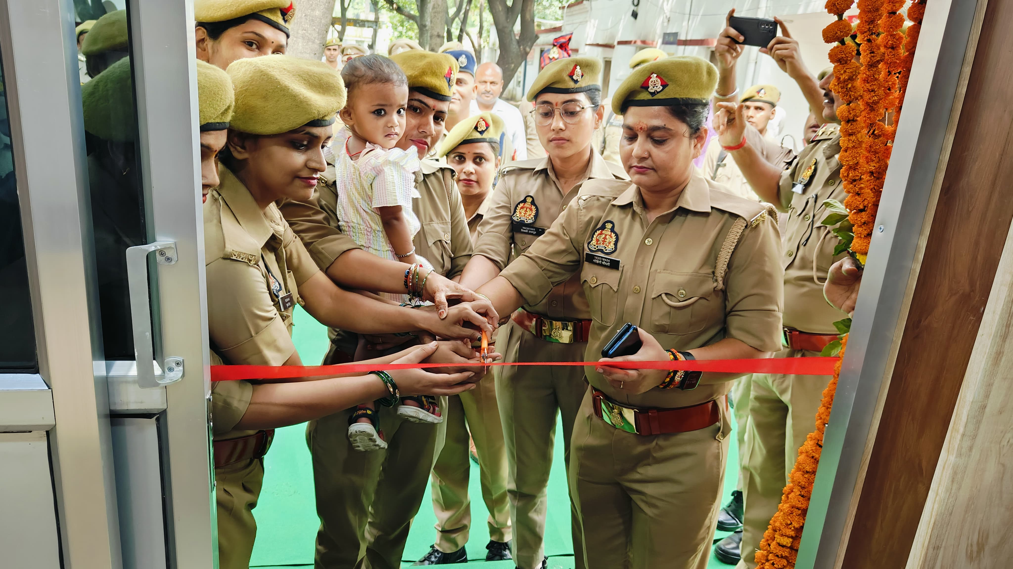 Happy RakshaBandhan - एसपी ने महिला पुलिस कर्मियों से करवाई महिला हेल्प डेस्क की शुरुआत , जारी किया हेल्पलाइन नम्बर