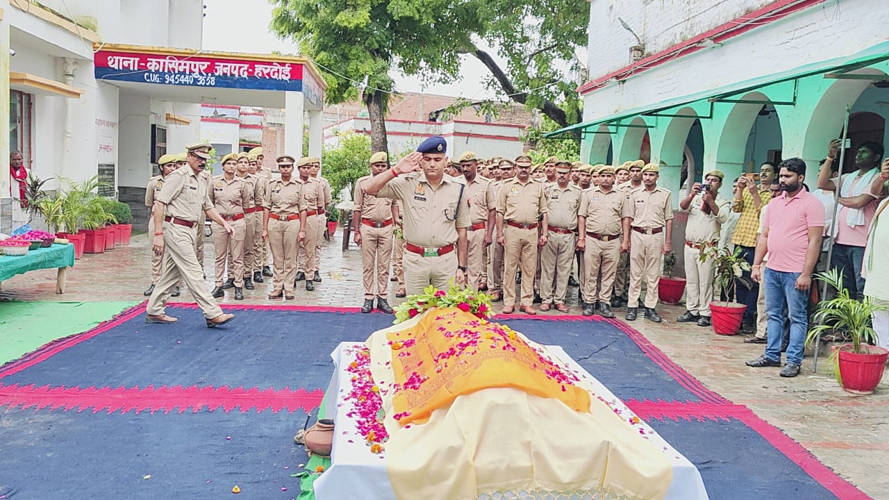 कांस्टेबल शशि की अर्थी को एसपी ने दिया कंधा , शशि चली गयी , छोड़ गई अपनी 6 साल की बच्ची और कई अनसुलझे सवाल !