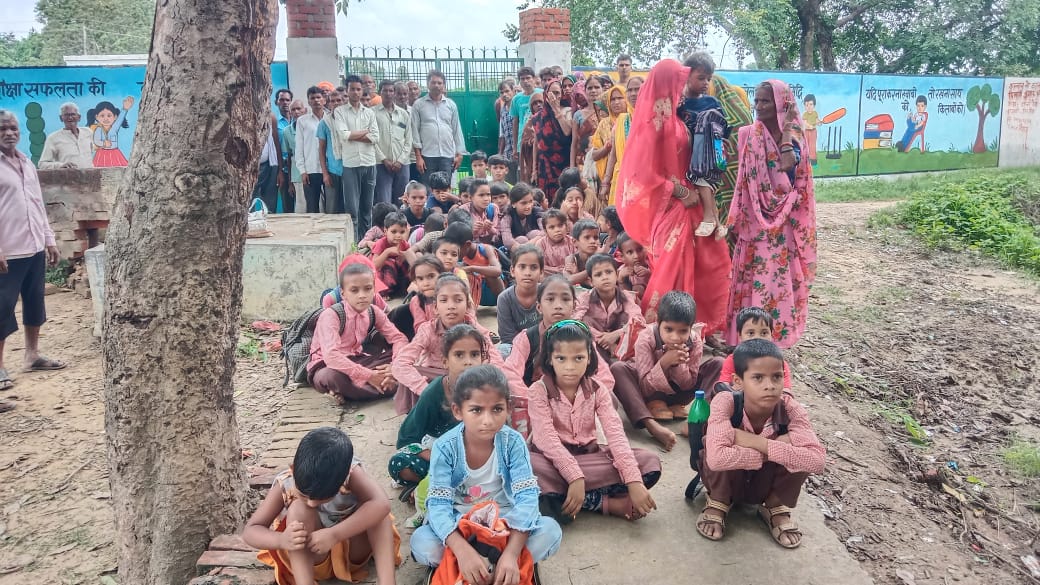 हाईकोर्ट ने यूपी के 5000 स्कूलों के मर्जर पर रोक लगा दी