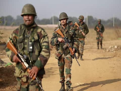 जम्मू-कश्मीरः राजौरी में सुरक्षा बलों ने मार गिराए 3 फिदायीन 3 जवान शहीद