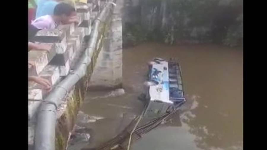 मेघालय में भीषण हादसा बस नदी में गिरी अब तक 6 यात्रियों के मारे जाने की खबर