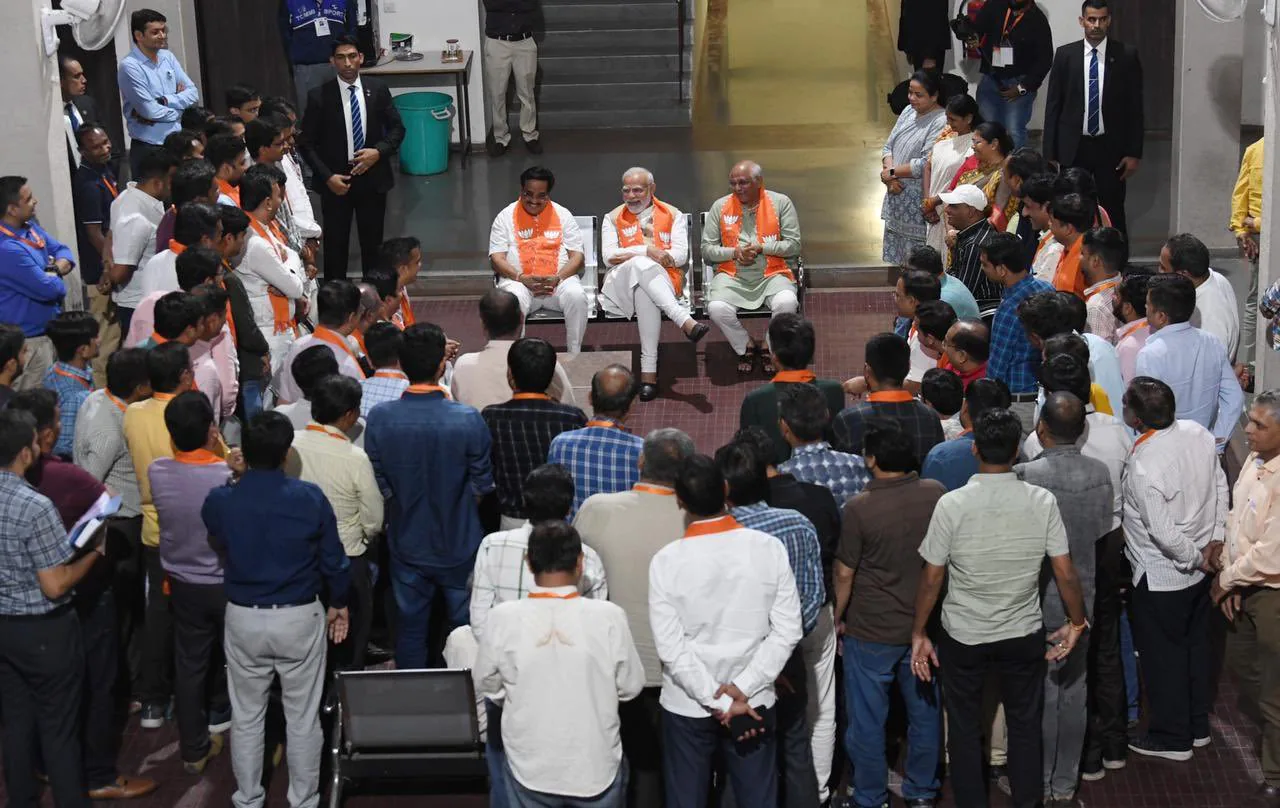 Gandhinagar BJP कार्यालय पहुंचे PM Modi, गुजरात के प्रमुख नेताओं संग की बैठक