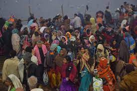 प्रयागराज:माघ मेला में मकर संक्रांति स्नान पर्व,आधी रात से घाट पर भक्तों का रैला, 14 घाटों पर 50 लाख श्रद्धालुओं का अनुमान