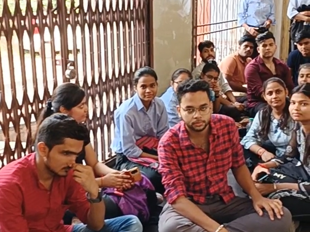 Agra: 24 घंटे में भी नहीं अपडेट हुआ बीकॉम का रिजल्ट