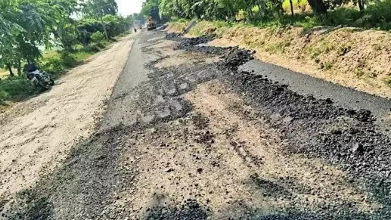 UP: नहीं मिला गुंडा टैक्स, तो BJP विधायक के गुर्गे ने खोद डाली 7 KM लंबी सड़क, CM योगी बोले- खोदने वालों से ही होगी वसूली