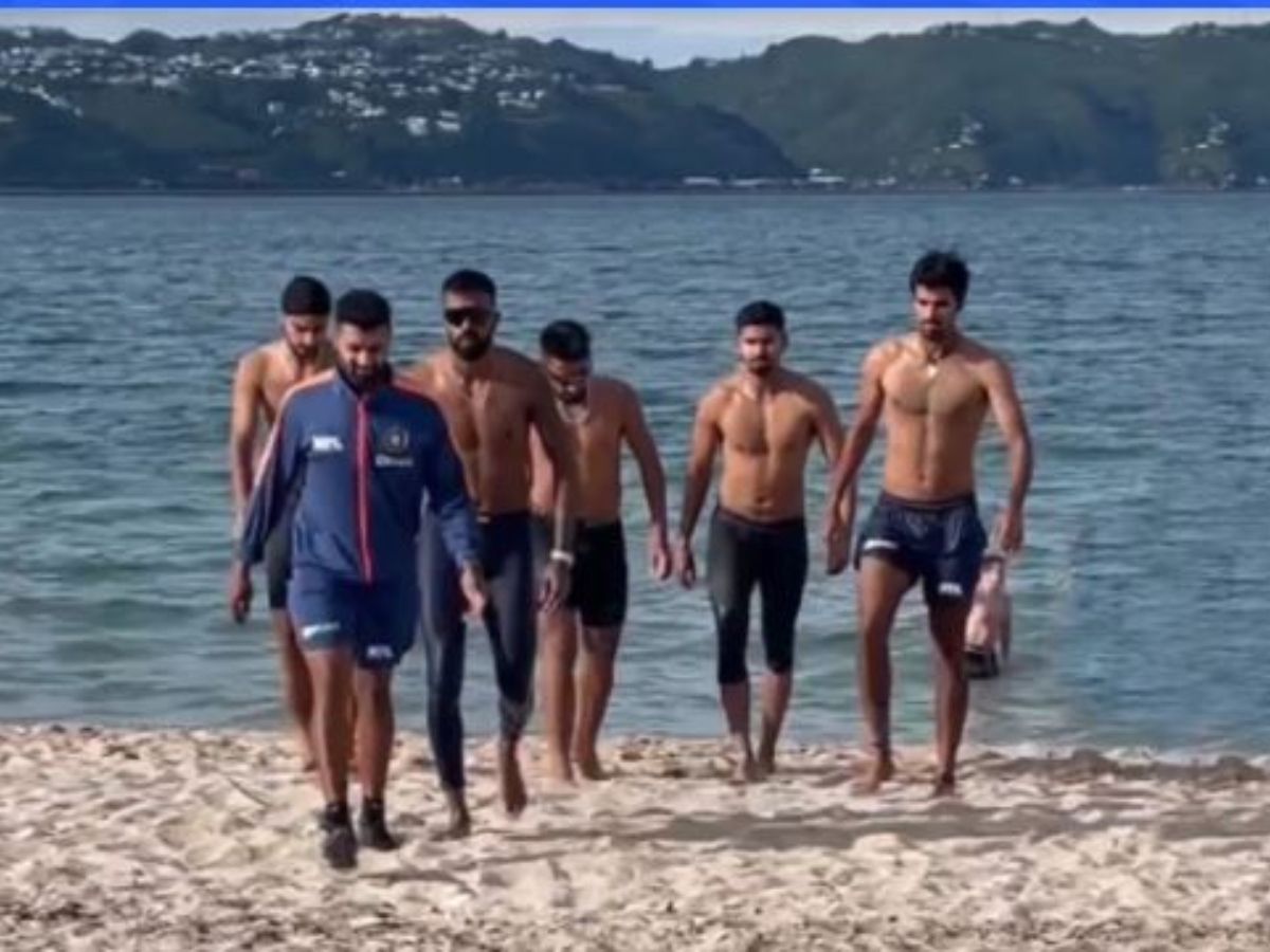 भारतीय खिलाड़ियों की समंदर किनारे मस्ती, हार्दिक पंड्या सहित उमरान मलिक ने शर्टलेस होकर दिखाए एब्स