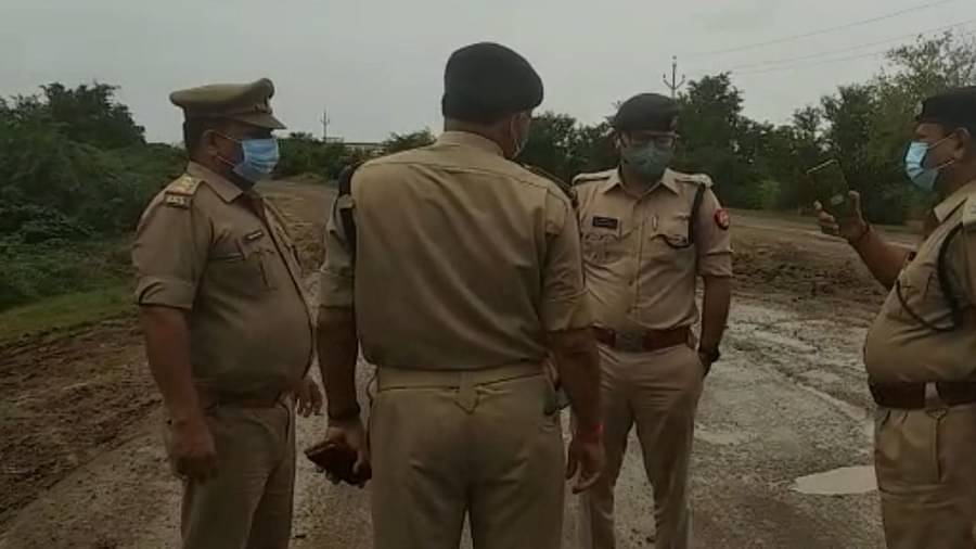 Agra:पुलिस हिरासत में सफाईकर्मी की मौत के मामले में पुलिसकर्मियों पर कार्यवाही, पांच पुलिसकर्मी हुए सस्पेंड