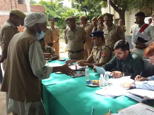 भदोही में डीएम और एसपी ने सुनीं शिकायतें जिले के थानों पर किया गया थाना दिवस का आयोजन