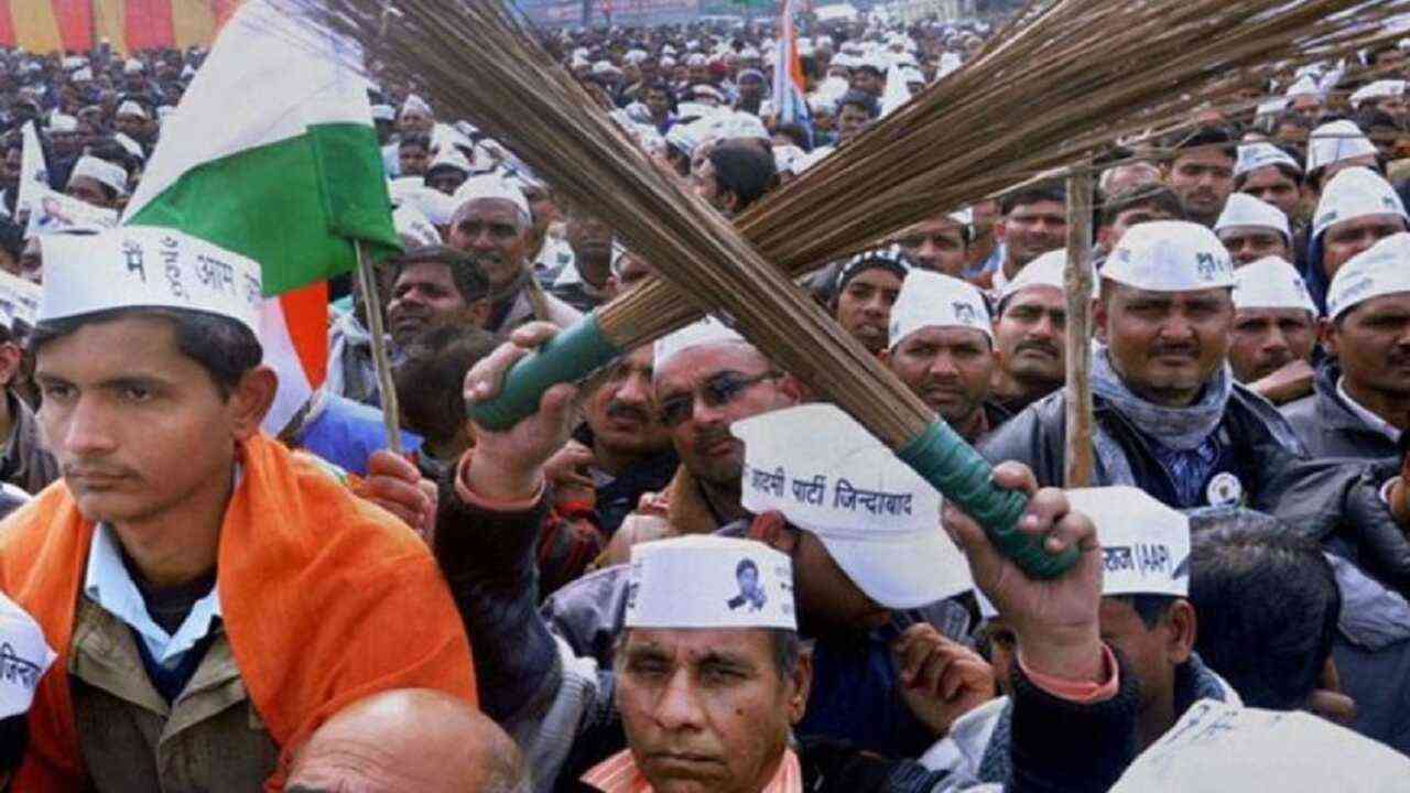 दिल्ली में कांग्रेस को लगा बड़ा झटका, पार्टी के दो पार्षद AAP में हुए शामिल
