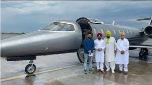 दिल्ली से नॉर्मल फ्लाइट में लौटे CM चन्नी:चंडीगढ़ एयरपोर्ट पर सिक्योरिटी पहुंची तो दूसरे यात्रियों को पता चला- उनके साथ तो मुख्यमंत्री बैठे थे