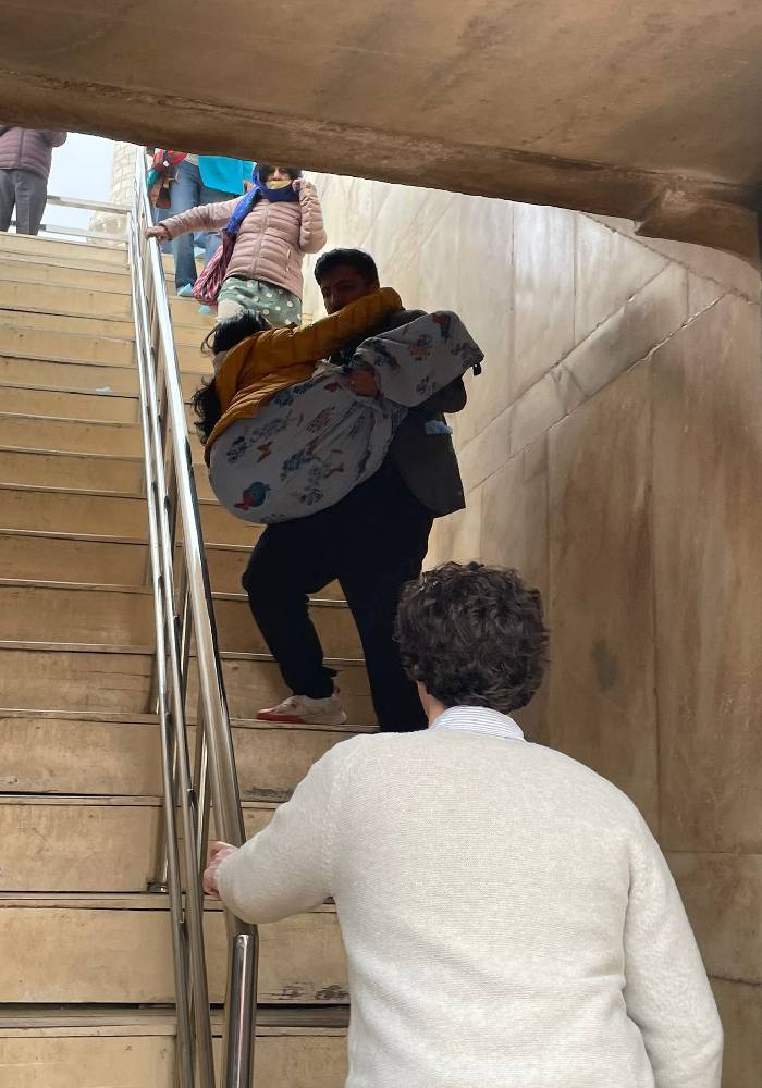  न्यूयार्क से ताजमहल देखने आए एडम का दर्द:बोले- दिव्यांग भाभी को लेकर गोद में 22 सीढ़ियां चढ़नी-उतरनी पड़ी,खतरनाक है यह