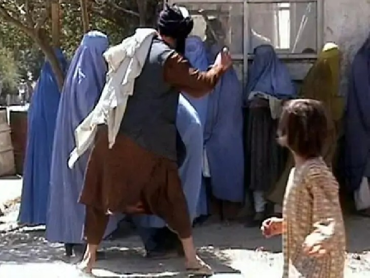 अफगानी प्रोफेसर ने अपनी डिग्रियां फाड़ी.बोला- ऐसी शिक्षा नहीं मंजूर.जहां मेरी बहन पढ़  न सके