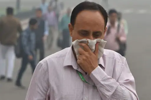 उम्र घटा रहा एयर पॉल्यूशन गंदी हवा से भारतीयों की उम्र 5 साल घट रही सबसे प्रदूषित दिल्ली में यह आंकड़ा दोगुना