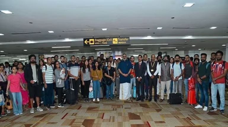 New Delhi: कॉन्सर्ट कैंसिल होने की अफवाहों के बीच US निकले अक्षय, दिशा पाटनी, मोनी रॉय, सोनम बाजवा के साथ स्पॉट हुए एयरपोर्ट पर 