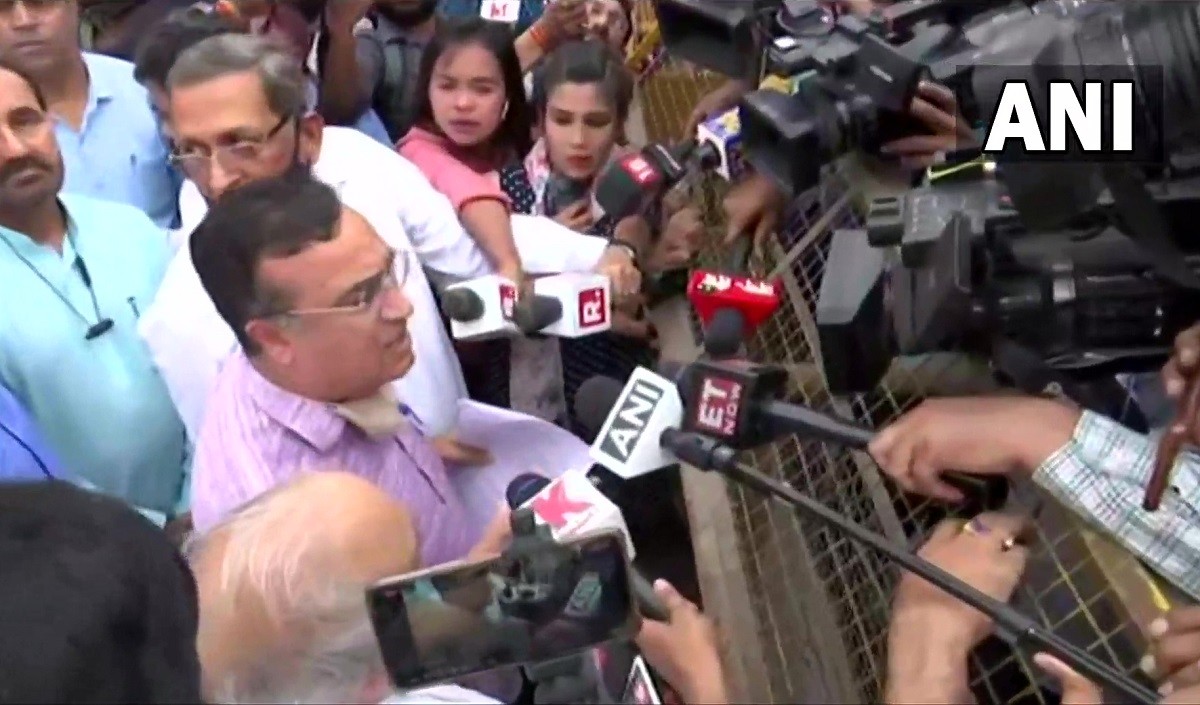 जहांगीरपुरी पहुंचा कांग्रेस का प्रतिनिधिमंडल पुलिस ने रोका अजय माकन बोले- गरीब के पेट पर लात मारी गई है