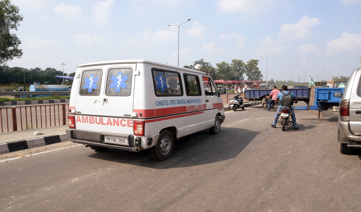 तमिलनाडु में मंत्री के काफिले को गुजरने देने के लिए एंबुलेंस को रोका गया