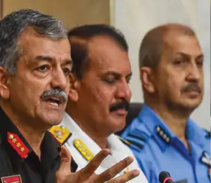 प्रधानमंत्री से मिले तीनों सेना प्रमुख आर्मी नेवी और एयरफोर्स चीफ से PM ने 30-30 मिनट बात की अग्निपथ स्कीम पर हुई चर्चा