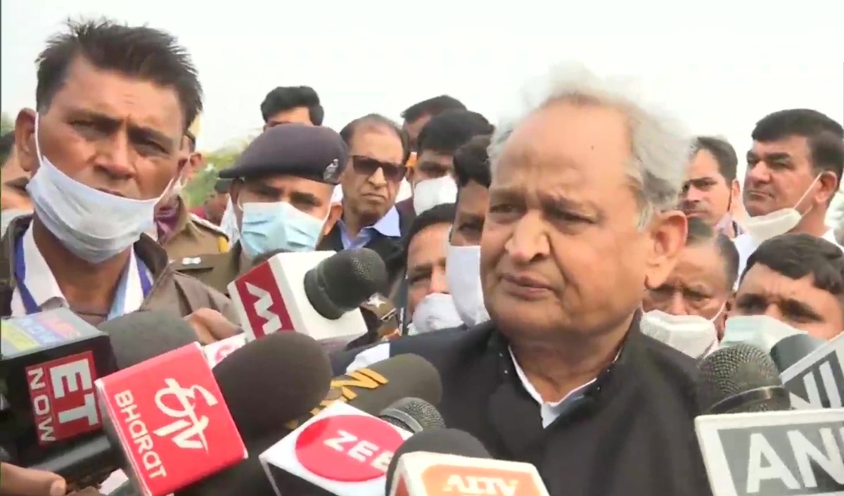 सरकार की मंशा प्रतियोगी परीक्षा को समय पर करवाकर युवाओं को समय पर नियुक्ति देने की है: गहलोत