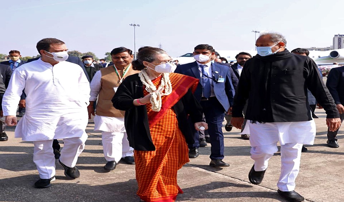 अनर्गल बयानबाजी से बचें राजनीतिक दल : गहलोत