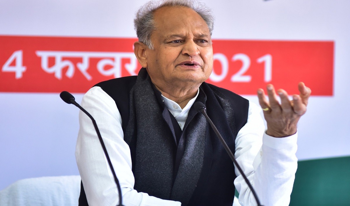 गहलोत का सिब्बल पर निशाना बोले- वह कांग्रेस संस्कृति के व्यक्ति नहीं सोनिया गांधी के आशीर्वाद से बने थे मंत्री